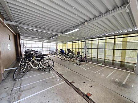 整理された駐輪場で自転車の出し入れもらくらく!