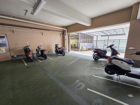 雨や風から守るために建物内に設けられたバイク置場