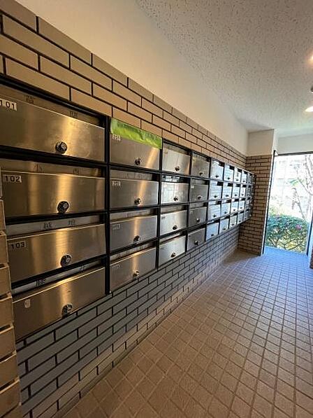 集合ポストで郵便物の出し入れも楽です。鍵付きで安心ですね!
