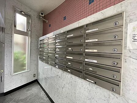 集合ポストで郵便物の出し入れも楽です。鍵付きで安心ですね!