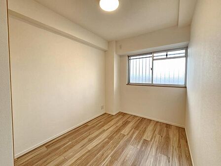 洋室4.2帖:窓が設置されており、明るく、風通しの良いお部屋です。