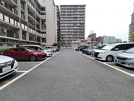 駐車場は広々としているので、車の出し入れもラクラク!