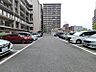 駐車場：駐車場は広々としているので、車の出し入れもラクラク！