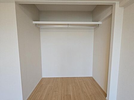 洋室:収納力とお掃除のしやすさが特長のオープンクローゼット!