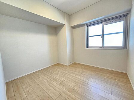 洋室:風通しも良く、お部屋の隅々まで明るい印象です