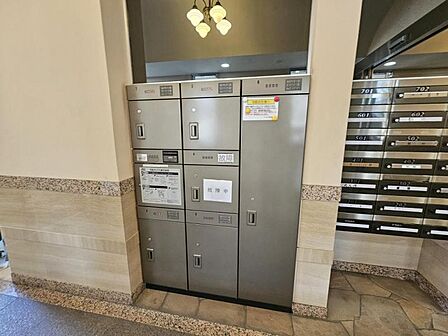 不在時でも荷物を受け取ることができ、再配達の手間もいらない便利な宅配ボックス付き。