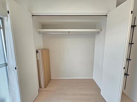洋室5.3帖:家族それぞれの荷物も整理しやすい、全部屋収納スペース付きです。