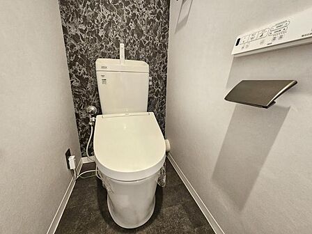ホワイトのトイレは清潔感があって気持ちいいですね!
