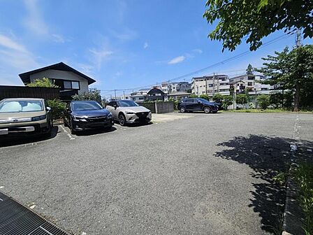 敷地内駐車場!最新の空き状況はお調べしますので、お気軽にお尋ねください。