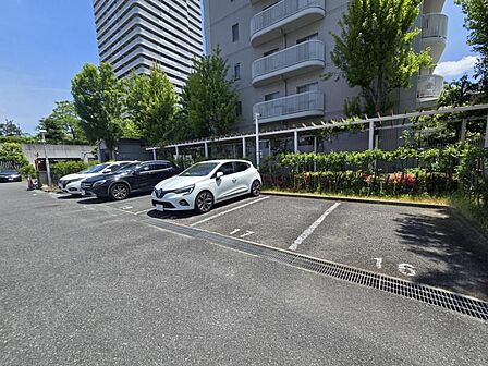 ゆったりとした敷地内駐車場で駐車もらくらく！