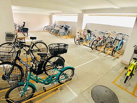 屋根付きの駐輪場で自転車が雨に濡れず安心!