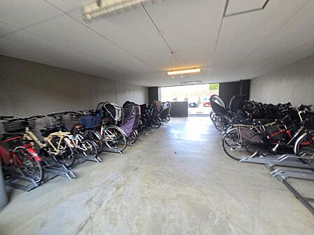 整理された駐輪場で自転車の出し入れもらくらく！
