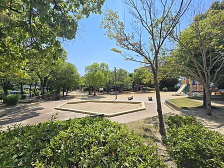 敷地内に公園があるのも嬉しいポイントです☆