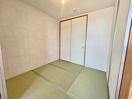 和室4.5帖:リビングに隣接している和室は、日常のくつろぎや来客時のおもてなしに便利です。