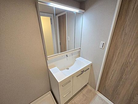 新調された洗面台での身支度は気持ちのいいものですね