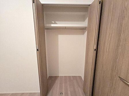 納戸5.4帖:長さのあるお洋服もらくらく収納できますね!