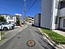 外観：交通量の少ない前面道路で安心です☆
