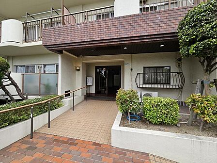 きれいに手入れされた植栽が毎日お出迎えしてくれるエントランス！