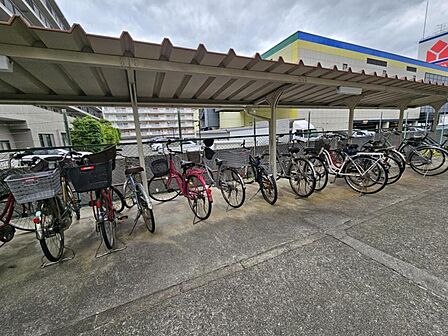 整理された駐輪場で自転車の出し入れもらくらく！