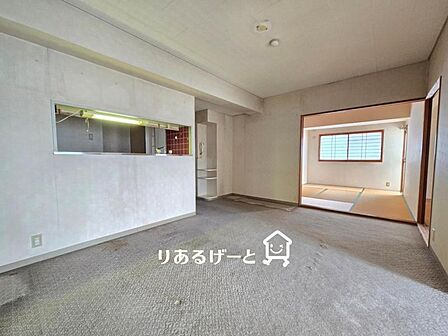 LDK12.9帖:ご家族みんなでくつろげる和室隣接のリビング!