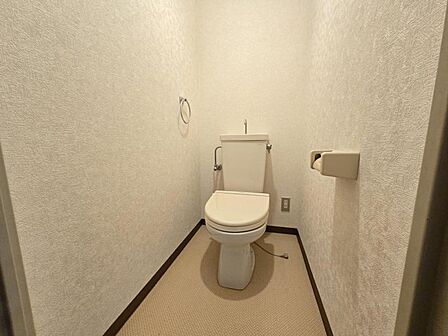 ホワイトのトイレは清潔感があって気持ちいいですね♪