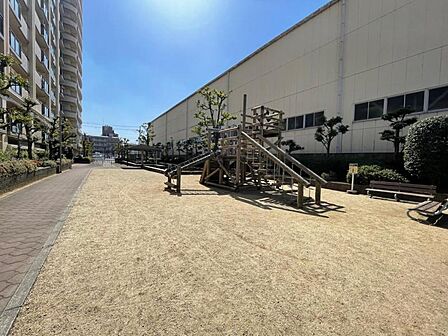 敷地内の公園でお子様も安心して遊べます!