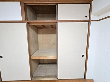 洋室6帖:大型の押入れはお母さまにとってうれしいポイント