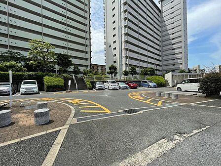 ゆったりとした敷地内駐車場で駐車もらくらく！