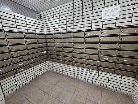 集合ポストで郵便物の出し入れも楽です。鍵付きで安心ですね！
