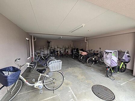 屋根付きで雨の日でも乗り降りしやすく助かります。自転車が雨にあたる心配もありません。