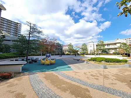 敷地内の公園で小さなお子様も安心して遊べます♪