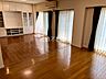 リビング/ダイニング：陽光差し込む開放的なリビング。造り付け収納で空間を広く使え、すっきりとした暮らしが叶います。＃リビング ＃収納 ＃陽当たり良好