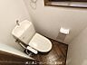 トイレ：清潔感あふれるトイレは温水洗浄便座付き。ヘリンボーンの床が空間に落ち着きをもたらします。