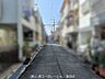 その他：建物に挟まれた前面道路。周囲の住環境をご確認いただけます。