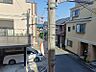 その他：閑静な住宅街に佇む物件。青空が広がる穏やかな環境で、日々の暮らしを快適にお過ごしいただけます。ご近所には送電鉄塔のユニークな眺めも。