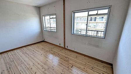 二面採光で明るい室内。木のぬくもりを感じるフローリングが魅力の居室です。