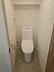 トイレ：清潔感あふれるトイレは、訪れる人に快適な時間を提供します。温水洗浄便座付きで毎日を快適に。上部の収納スペースも魅力です。