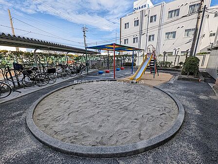 お子様が楽しく遊べる公園が隣接。広々とした砂場やすべり台もあり、自転車置き場も完備されています。