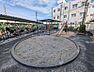 外観：お子様が楽しく遊べる公園が隣接。広々とした砂場やすべり台もあり、自転車置き場も完備されています。