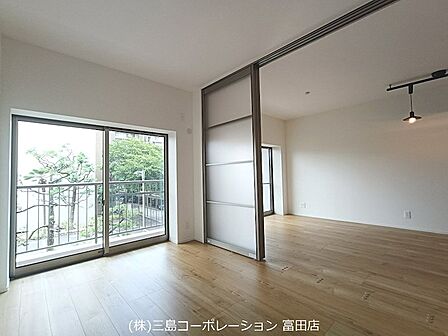 大きな窓から光が差し込む明るいお部屋は、可動式間仕切りで隣接する空間とつなげることも可能です。様々な用途に対応できる自由度の高い空間が魅力です。