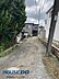 外観：南西側から北西側を撮影した前面道路の写真です。