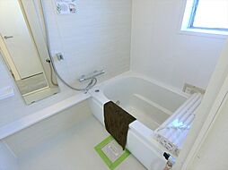 新しいお風呂でバスタイムも快適に楽しめます。窓付きで換気もすぐに行えます。