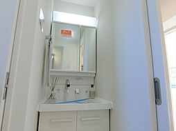 シャワー水栓付きで使い勝手の良い洗面台。準備の時間も快適に行えますね。