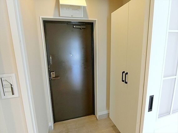 玄関には天井高...