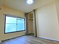 寝室には大きめ...