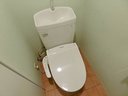 トイレはいつも快適に利用できるシャワー機能付きトイレです。