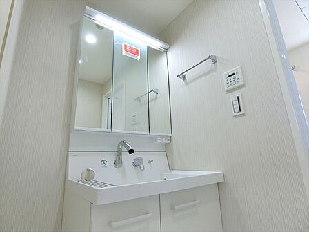 収納豊富で使い勝手の良い3面鏡付きの洗面台です。忙しい準備の時間も快適に行えます。