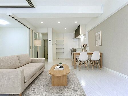 新規リフォーム済の2LDK。広々とした専用庭付きで、様々な用途にご利用いただけます。設置された家具等はAIにて作成されております。