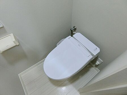 いつも快適に利用できるシャワー機能付きトイレです。窓付きで換気も簡単に行えます。