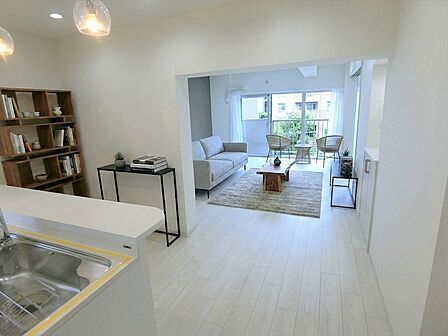内装一新・設備充実のリノベーション住戸。南向きの角部屋で陽当たり・通風も良好な快適なお部屋です。設置された家具等はAIにて作成されております。